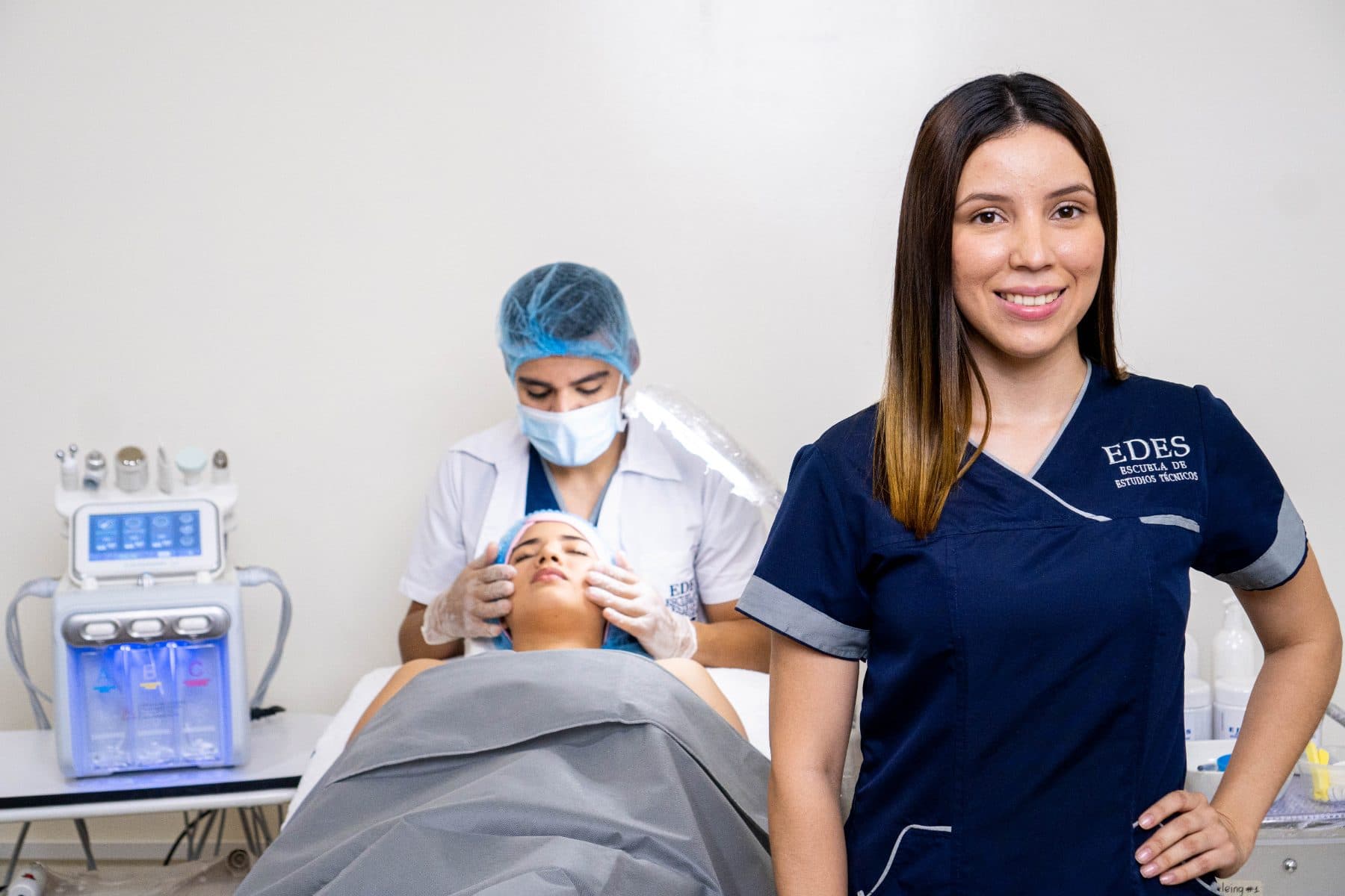 Docente y estudiante en el salón de estética