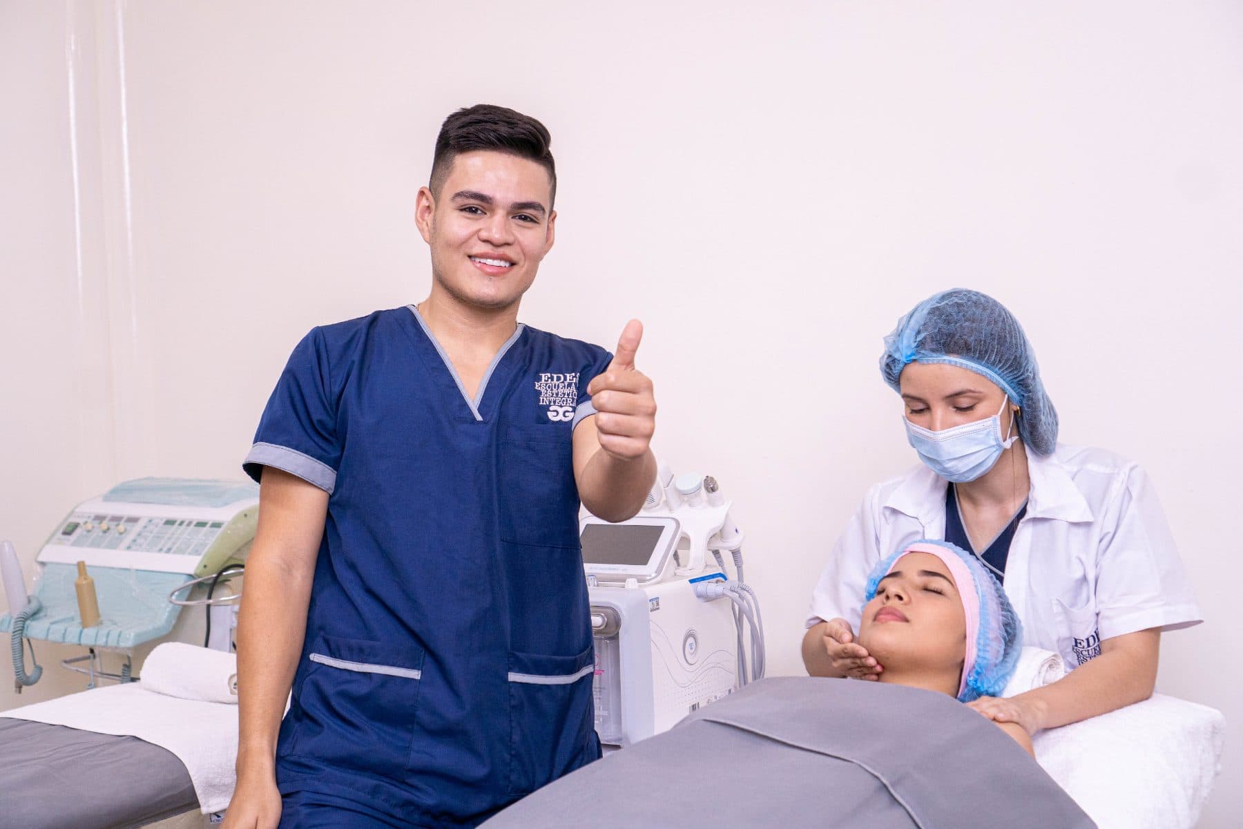 Estudiante de estética durante una práctica