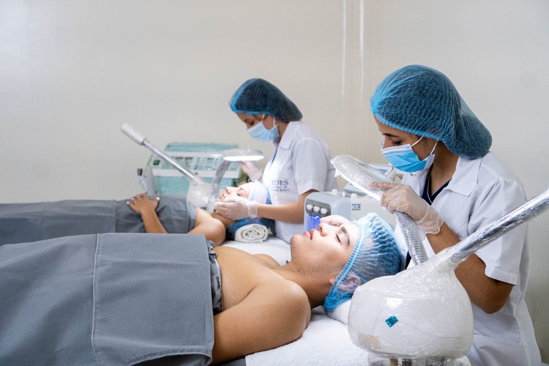 Práctica de estética con elementos de protección personal en EDES