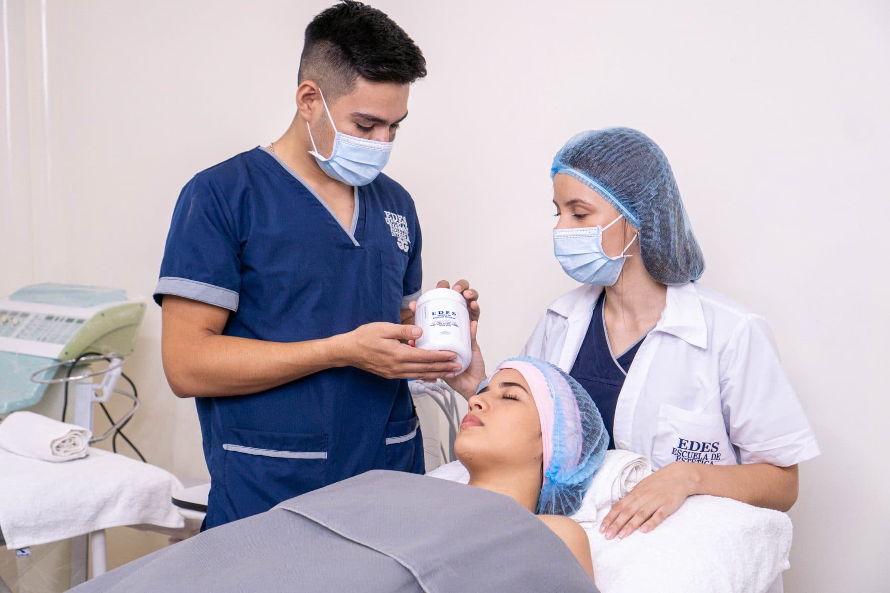 Estudiantes de estética en práctica con paciente