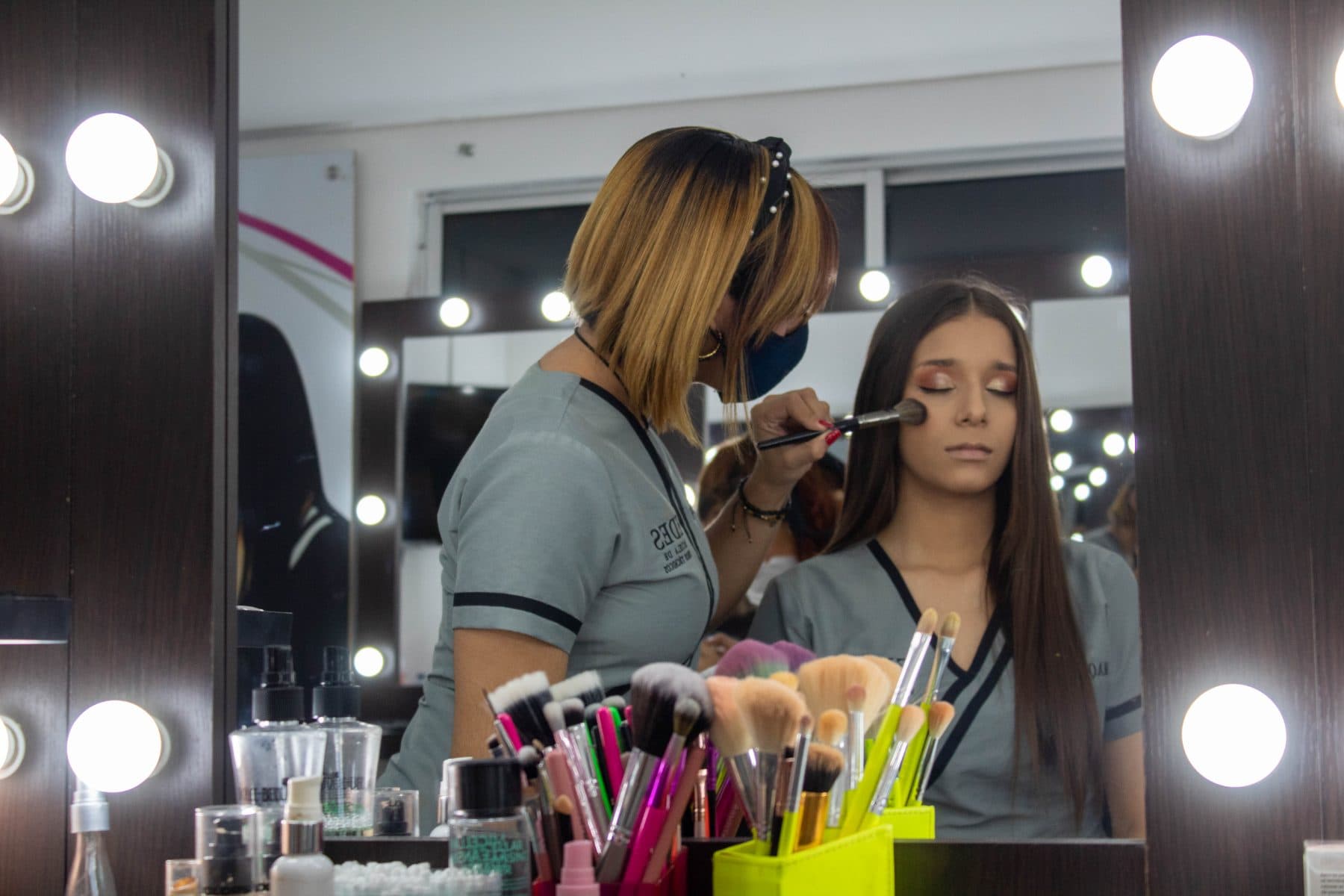 Estudiante de EDES maquillando a una modelo
