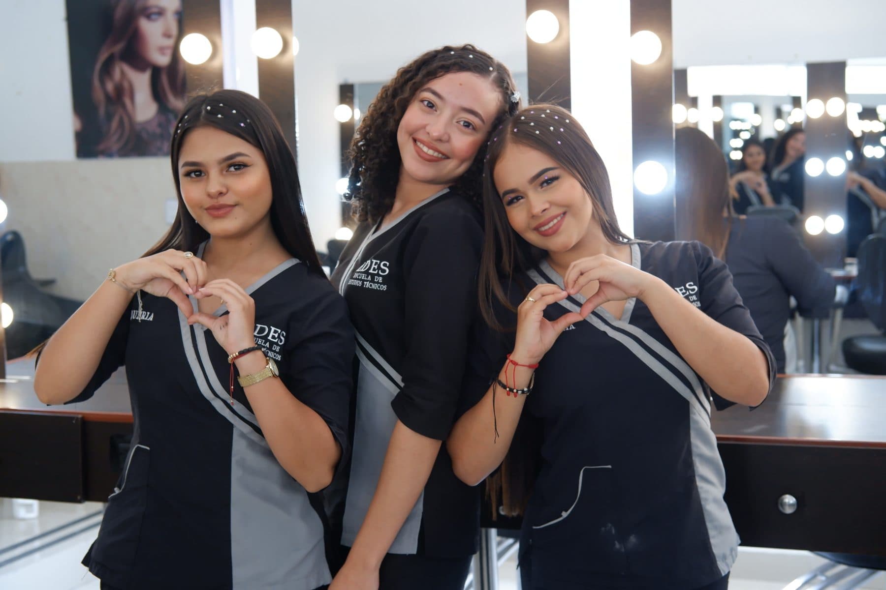 Estudiantes de peluquería en el salón