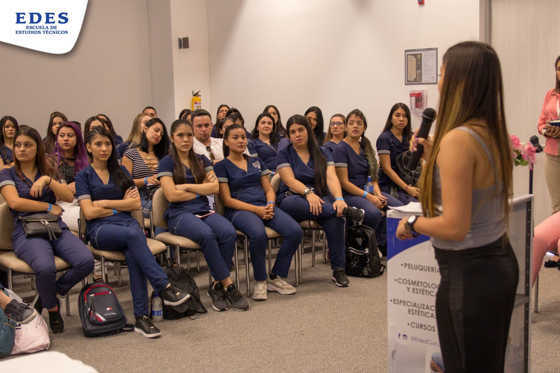 Estudiantes EDES en una conferencia