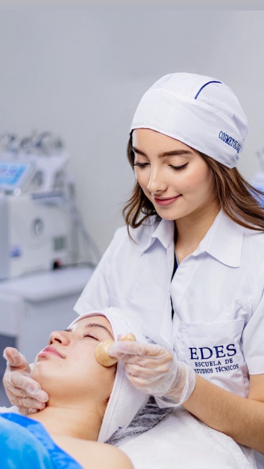 Estudiante de Cosmetología de EDES realizando un tratamiento facial